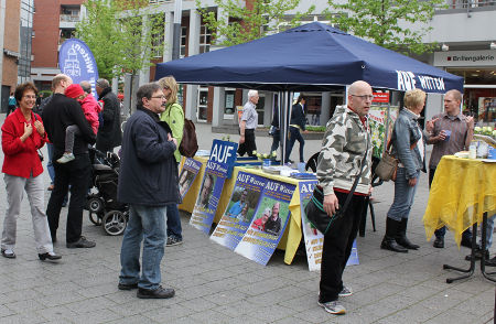 Es gab zahlreiche Gespräche an dem Infostand, der optisch ein Hingucker war. Es gab zahlreiche Gespräche an dem Infostand, der optisch ein Hingucker war.