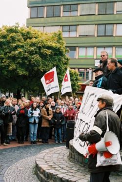 Kampf um jeden Arbeitsplatz bei Vogt/Siemens am 25.10.2003. <i>AUF Witten</i> von Anfang mit ganzem Herzen dabei, un¬terstützte den Solikreis, machte eine Infoveranstaltung zum Betrug mit Auffanggesellschaften. Zum Abschluss gab es ein Solidaritätsfest in der Aula des Albert Martmöller Gymnasiums Kampf um jeden Arbeitsplatz bei Vogt/Siemens am 25.10.2003. <i>AUF Witten</i> von Anfang mit ganzem Herzen dabei, un¬terstützte den Solikreis, machte eine Infoveranstaltung zum Betrug mit Auffanggesellschaften. Zum Abschluss gab es ein Solidaritätsfest in der Aula des Albert Martmöller Gymnasiums