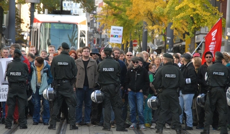 Bild von der Demonstration: Im Vorfeld rechnete die Polizei mit 50 – 100 Gegendemonstranten, dafür wurde eine Hundertschaft aufgeboten! Bild von der Demonstration: Im Vorfeld rechnete die Polizei mit 50 – 100 Gegendemonstranten, dafür wurde eine Hundertschaft aufgeboten!