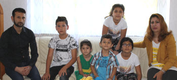 Herr und Frau Ansari mit den Kindern Kasim (11 J.- links), den Zwillingen Safa und Marwah (6 J. – Mitte), Zohal (10 J. - hinten), Naziyeh (7 J.)  Sie leben in Witten und haben Angst vor Abschiebung.