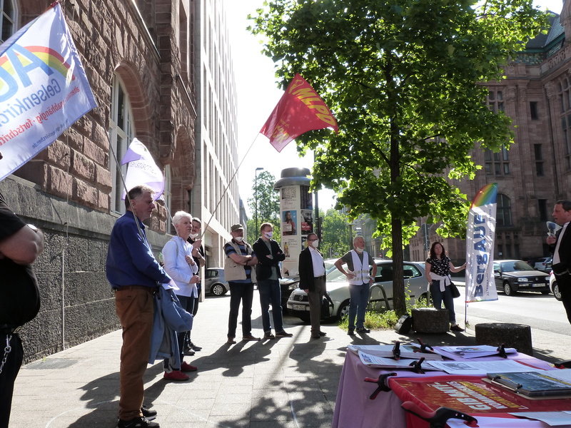 Kundgebung beim Gerichtsgebäude in Düsseldorf vor der Gerichtsverhandlung gegen den Verfassungsschutz