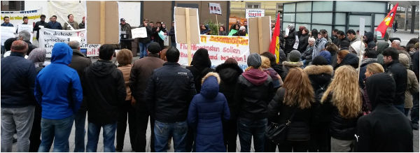 Die Montagsdemo organisierte eine Protestkundgebung vor dem Rathaus gegen einen Terror-Anschlag in Ankara und für die Familienzusammenführung kurdischer Flüchtlinge