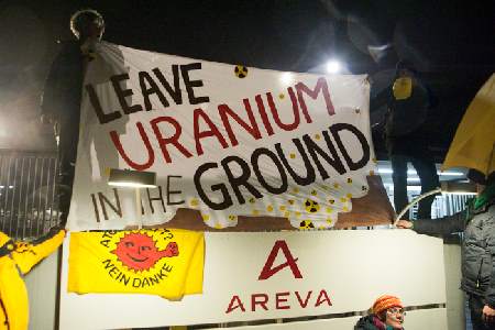 Blockade vor der Brennelemente Fabrik in Lingen. Text auf dem Transparent übersetzt: Lasst das Uran im Boden! Bild von http://weltweit.nirgendwo.info