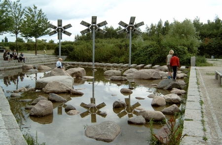 Pflanzenkläranlage und Teich mit Wasserumwälzung durch Sonnen-energie für die Max-Schmeling-Halle am Prenzlauer Berg, Berlin