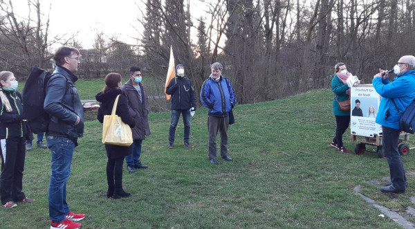 Mitglieder von AUF Kassel mit Hans Roth (Mikrofon) beim Dankeschön-Wahlabschluss als Spaziergang mit 20 Teilnehmenden  durch den Stadtteil ins Grüne (rf-foto)