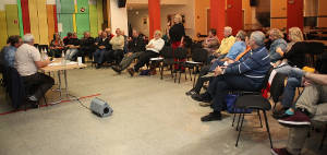 Interessierte Teilnehmerinnen und Teilnehmer bei der Veranstaltung von Kumpel für AUF und AUF Gelsenkirchen zum Deputat mit Daniel Kuhlmann (rf-foto)